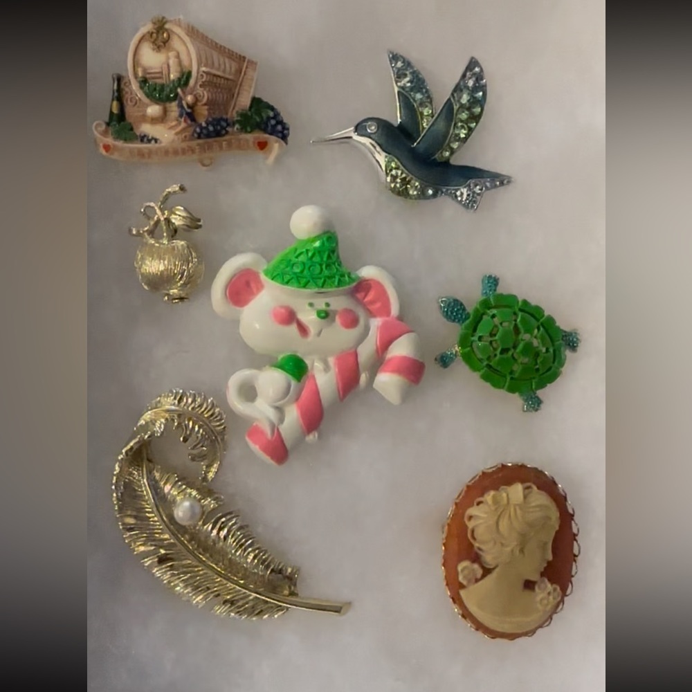 Beautiful pendants , Avon , Gerry’s,  alt Heidelberg, Liz Claiborne